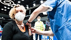 V hale O2 universum v Praze funguje od za�átku kv�tna velkokapacitní o�kovací...