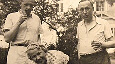 Na Stri. Ferdinand Peroutka, Olga Scheinpflugová a Karel apek v roce 1938, na...