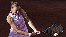 Karolína Plíková se opírá do bekhendu v prvním kole Roland Garros.