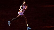 Karolína Plíková dobíhá k bekhendu v prvním kole Roland Garros.