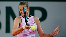 Karolína Plíková hraje forhend v prvním kole Roland Garros.
