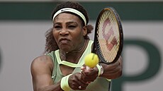 Amerianka Serena Williamsová se soustedí na úder ve tetím kole Roland Garros.