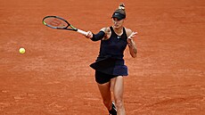Slovinka Polona Hercogová hraje forhend ve tetím kole Roland Garros.