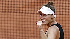 Markéta Vondrouová slaví postup do osmifinále Roland Garros.