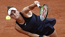 Markéta Vondrouová podává ve tetím kole Roland Garros.
