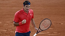 výcar Roger Federer se povzbuzuje ve tetím kole Roland Garros.