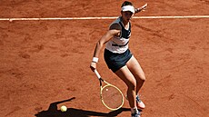 Barbora Krejíková hraje bekhend v osmifinále Roland Garros.