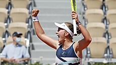 Barbora Krejíková slaví postup do tvrtfinále Roland Garros.