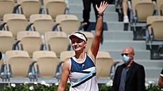 Barbora Krejíková se raduje z postupu do tvrtfinále Roland Garros.