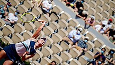 Barbora Krejíková podává v osmifinále Roland Garros.