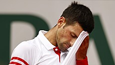 Srb Novak Djokovi v osmifinále Roland Garros