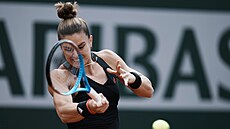 ekyn Maria Sakkariová se opírá do forhendu v osmifinále Roland Garros.