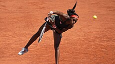 Amerianka Cori Gauffová podává v osmifinále Roland Garros.