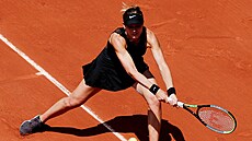 panlka Paula Badosaová hraje bekhend ve tvrtfinále Roland Garros.