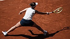 Barbora Krejíková se natahuje po míi ve tvrtfinále Roland Garros.
