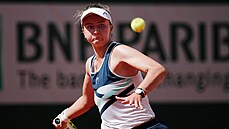 Barbora Krejčíková se vytáčí na forhend ve čtvrtfinále Roland Garros.