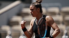 Řekyně Maria Sakkariová se hecuje ve čtvrtfinále Roland Garros.