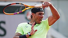 panl Rafael Nadal se opírá do forhendu ve tvrtfinále Roland Garros.