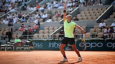 panl Rafael Nadal podává ve tvrtfinále Roland Garros.