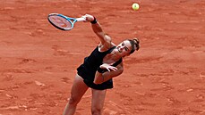Řekyně Maria Sakkariová podává ve čtvrtfinále Roland Garros.