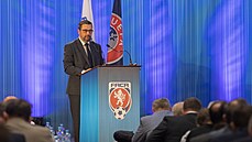 Libor Kabelka z FA�R p�edstavuje na 23. valné hromad� zprávu o výsledcích...