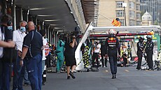 Max Verstappen odchází po havárii bhem Velké ceny Ázerbájdánu.