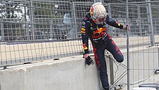 Max Verstappen Velkou cenu Ázerbájdánu po havárii nedokoní.