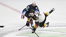 Nmec Dominik Kahun letí pro puk v utkání o bronzové medaile na MS v hokeji...