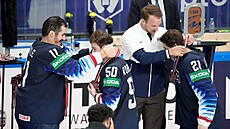 Ameriané zkouí, jak jim sluí bronzové medaile z MS v hokeji 2021.