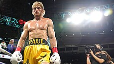 Logan Paul se prochází po ringu ped boxerskou exhibicí s Floydem Mayweatherem.