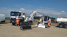 Loni v ervnu zaala stavba dalích kilometr D4 slavnostním poklepáním na základní kámen. Následovaly pípravné práce, nyní u se buduje naplno.