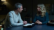 Martin Freeman a Daisy Haggard v seriálu Rodie (2021)