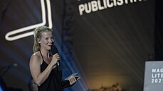 Nina pitálníková pevzala v roce 2021 cenu Magnesia Litera za publicistiku za...