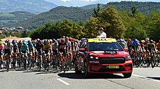 Peloton cyklist Tour de France spolu s modelem koda Eniaq iV