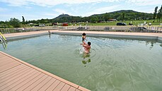 Nová plovoucí mola a bazén na jeze�e Matylda v Most�.