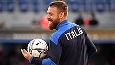 Italský asistent Daniele De Rossi p�ed zápasem proti �esku.