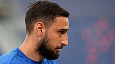 Italský gólman Gianluigi Donnarumma ped zápasem proti esku.