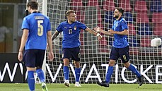 Italský útoník Domenico Berardi (vpravo) dkuje Ciro Immobilemu za gólovou...