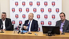 Nový předseda fotbalové asociace Petr Fousek, vlevo český místopředseda Jan...