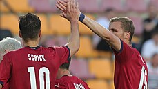 eská radost v generálce na Euro, Patrik Schick pijímá gratulace ke gólu od...