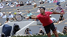 výcar Roger Federer bhem druhého kola Roland Garros.