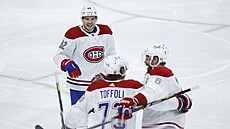 Rozesmátý Artturi Lehkonen (62), Shea Weber a Tyler Toffoli slaví gól Montrealu.