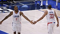 Nicolas Batum a Kawhi Leonard slaví úspnou akci Los Angeles Clippers.