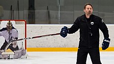 Trenér Vladimír Országh na tréninku hokejist Litvínova.