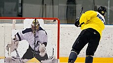Jeden z litvínovských hokejistů střílí při tréninku na brankáře z dřevotřísky.