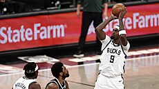 Bobby Portis z Milwaukee pálí v utkání proti Brooklynu.