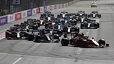 Charles Leclerc, Lewis Hamilton a Max Verstappen po startu ve Velké cen...