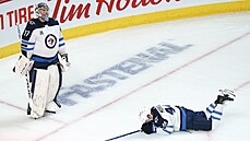 Netstí Winnipegu po inkasovaném gólu: Josh Morrissey se tko sbírá z ledu a...