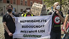 Prahou pro�el protestní pochod Greenpeace za ukon�ení t�by uhlí v polském dole...