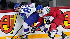 Český hokejista Adam Musil bojuje o puk s Adrianem Holešinským.